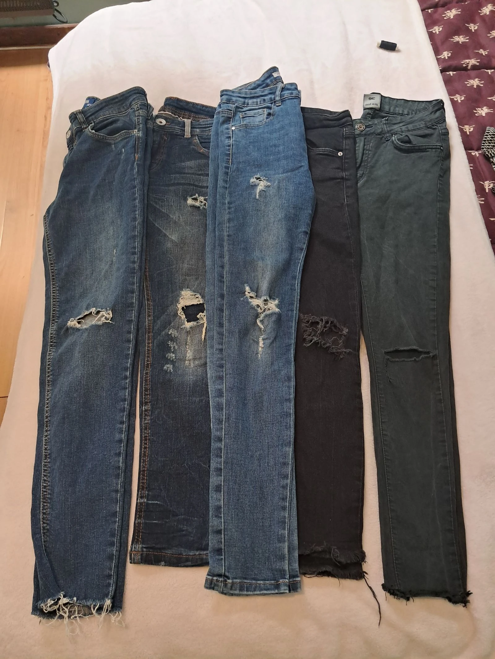 Lot de 4 jeans craqués différentes marques. Taille S